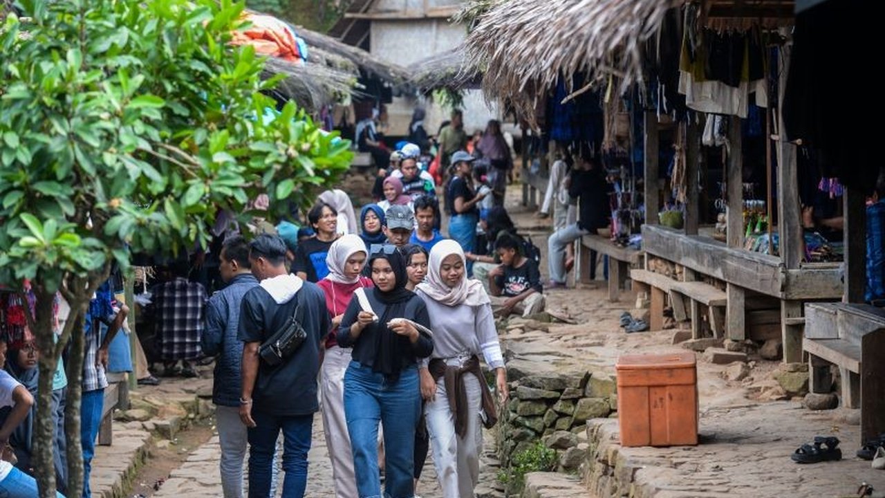 Ribuan wisatawan memadati Desa Kanekes, Lebak, Banten, untuk menyaksikan Saba Budaya Badui dan menikmati keindahan alamnya, sekaligus mendorong perekonomian masyarakat setempat.