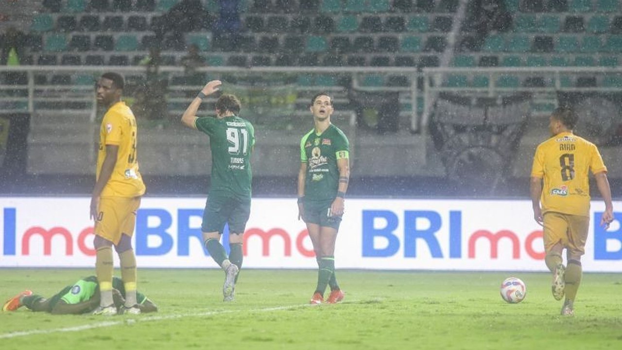 Asisten pelatih Persebaya Surabaya, Uston Nawawi, menyoroti penyelesaian akhir sebagai kendala utama timnya setelah bermain imbang 1-1 melawan Semen Padang di Liga 1 Indonesia 2024-2025.