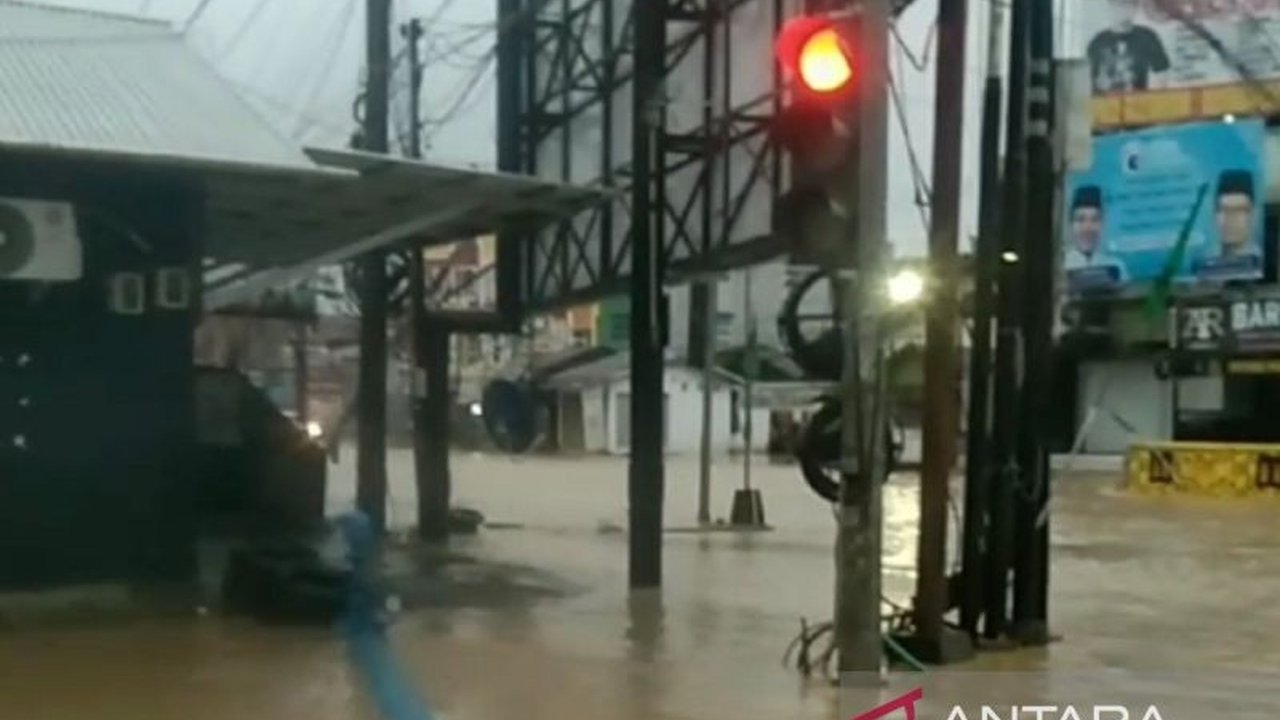 Hujan deras di Samarinda menyebabkan 21 titik genangan dan tiga rumah tertimbun longsor, dengan kemungkinan adanya korban jiwa.