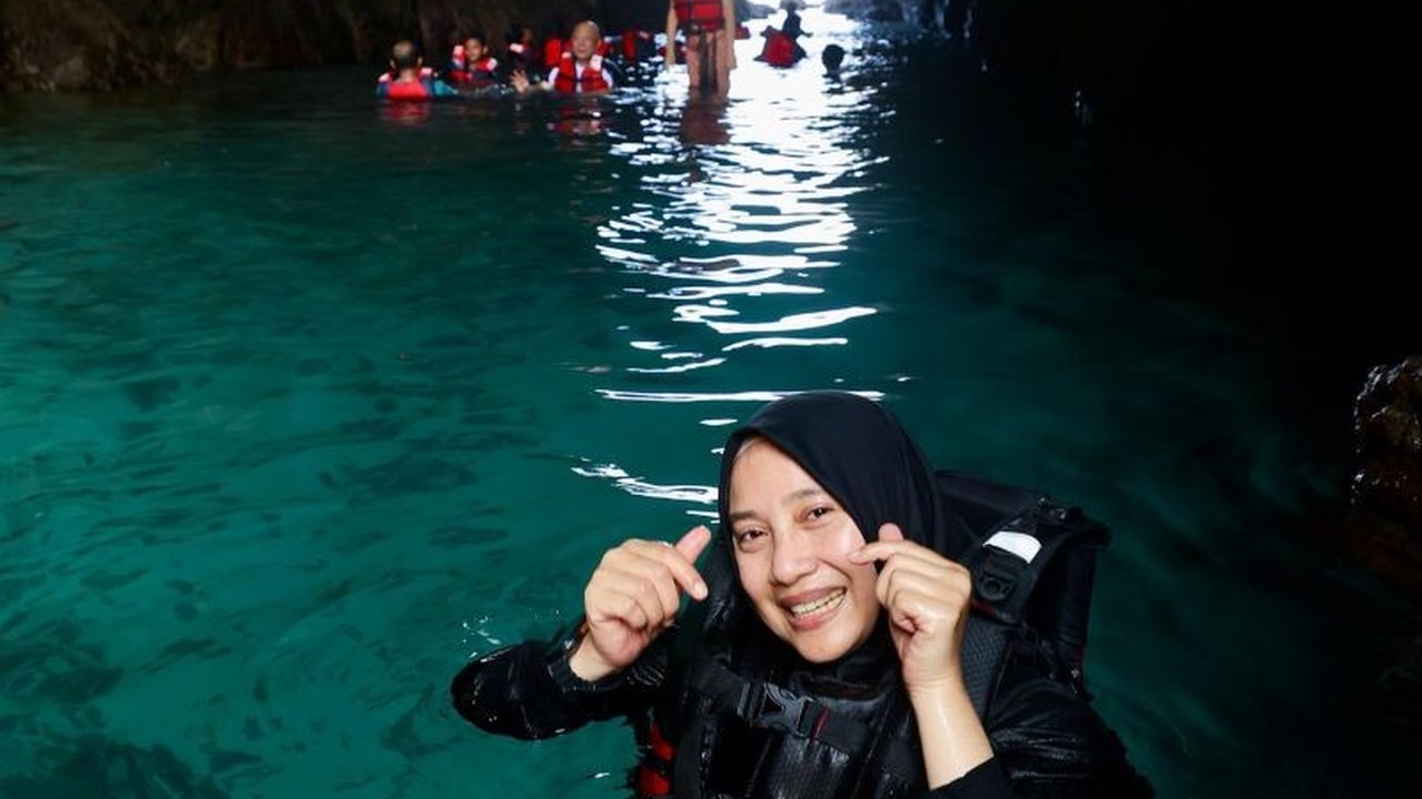 Ribuan wisatawan memadati Banyuwangi selama libur panjang Waisak 2025, dengan peningkatan signifikan di berbagai destinasi wisata alam dan buatan.