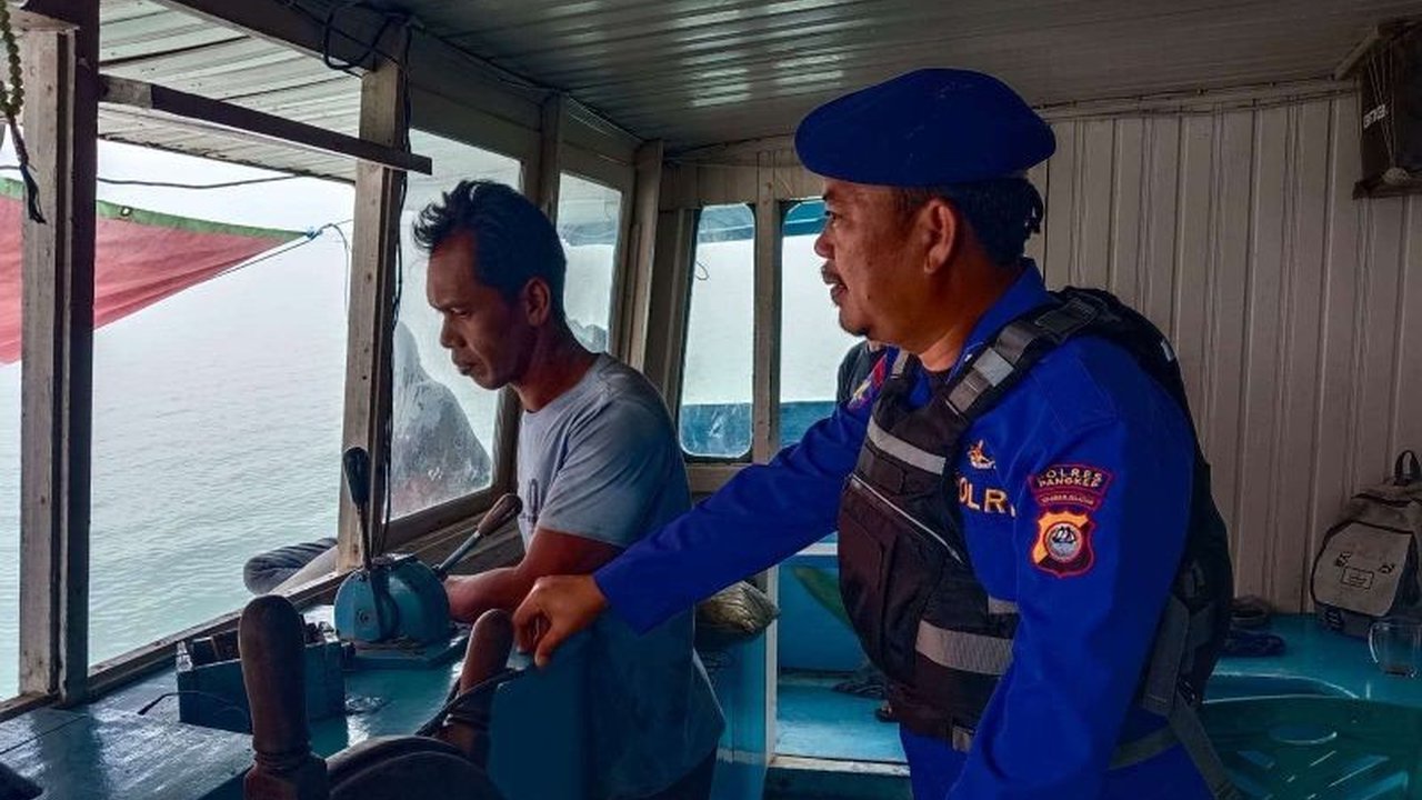 Sat Polairud Polres Pangkep rutin patroli dan edukasi nelayan tentang keselamatan berlayar, menekankan pentingnya kewaspadaan cuaca, kelengkapan alat keselamatan, dan kapasitas muat kapal.