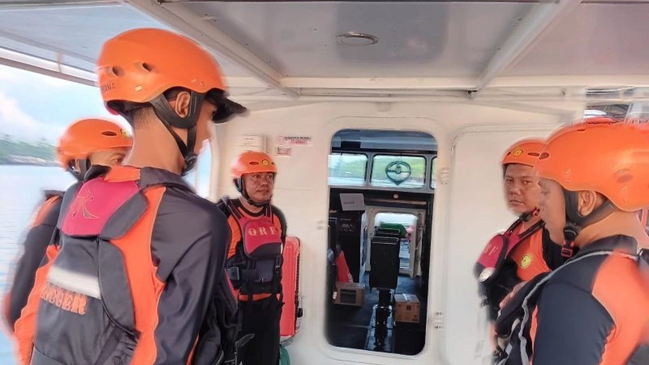 Tim SAR gabungan di Kepri saat ini tengah melakukan pencarian intensif terhadap dua nelayan yang hilang setelah kapal mereka tenggelam di perairan Bintan akibat diterjang ombak.