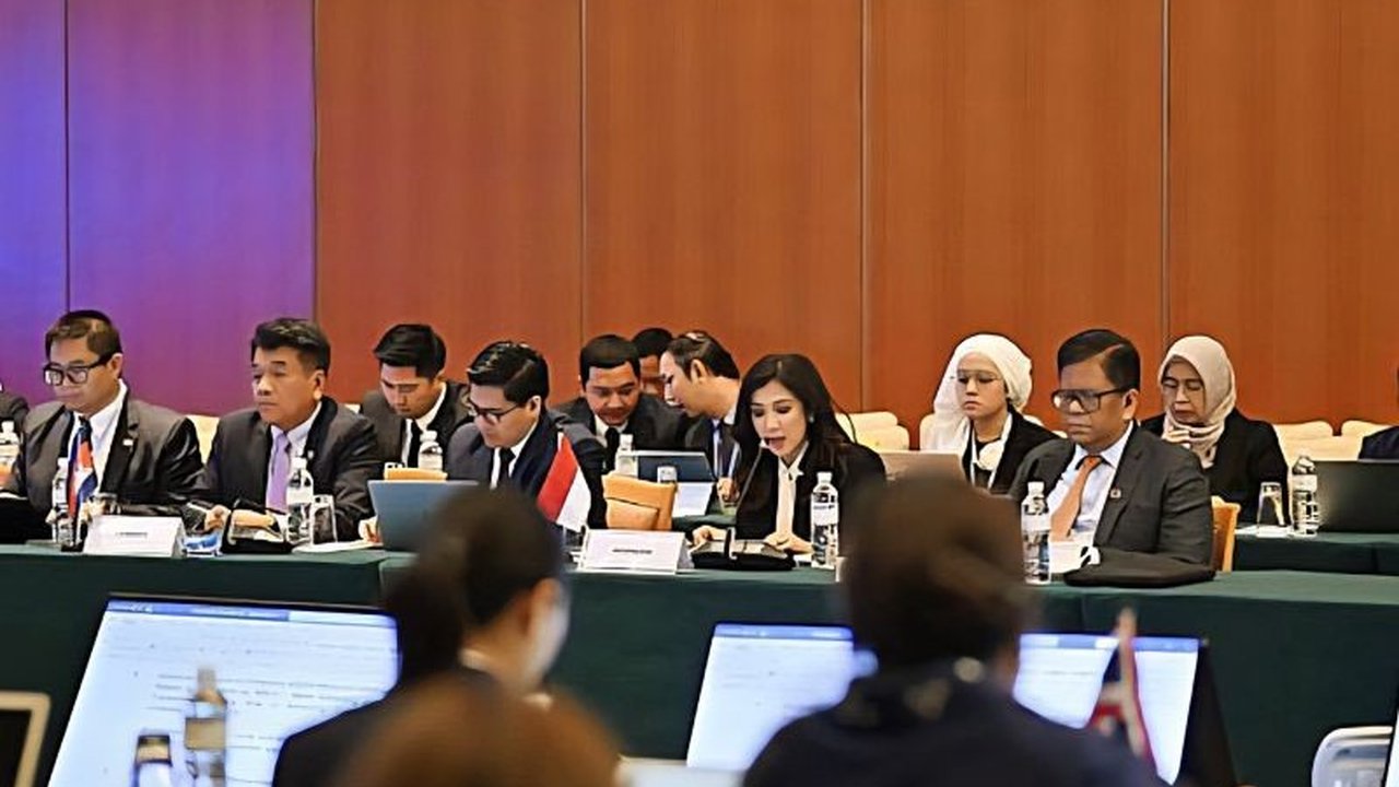 Indonesia mengajak negara-negara ASEAN untuk memerangi hoaks dan konten negatif yang membahayakan anak-anak melalui peningkatan literasi digital dan kerjasama antar negara.