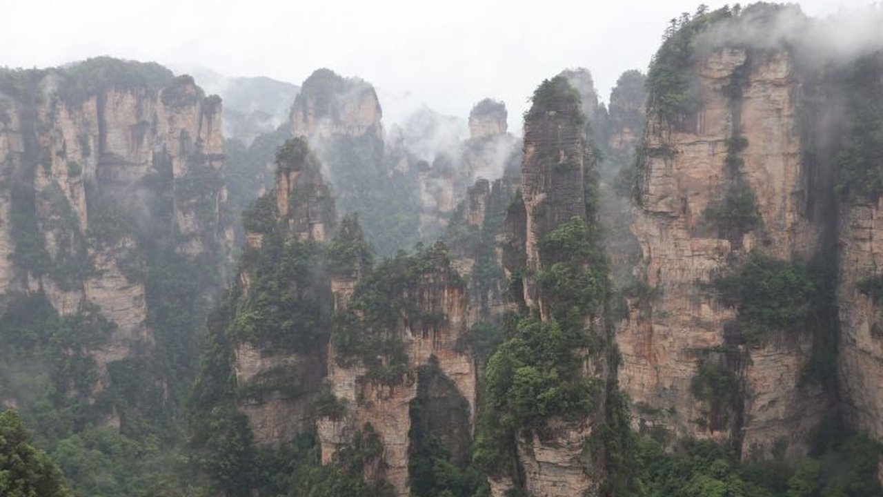 Jelajahi keindahan alam Zhangjiajie, China, yang menginspirasi film Avatar, dengan pilar-pilar batu raksasa, flora fauna unik, dan akses mudah via lift Bailong.