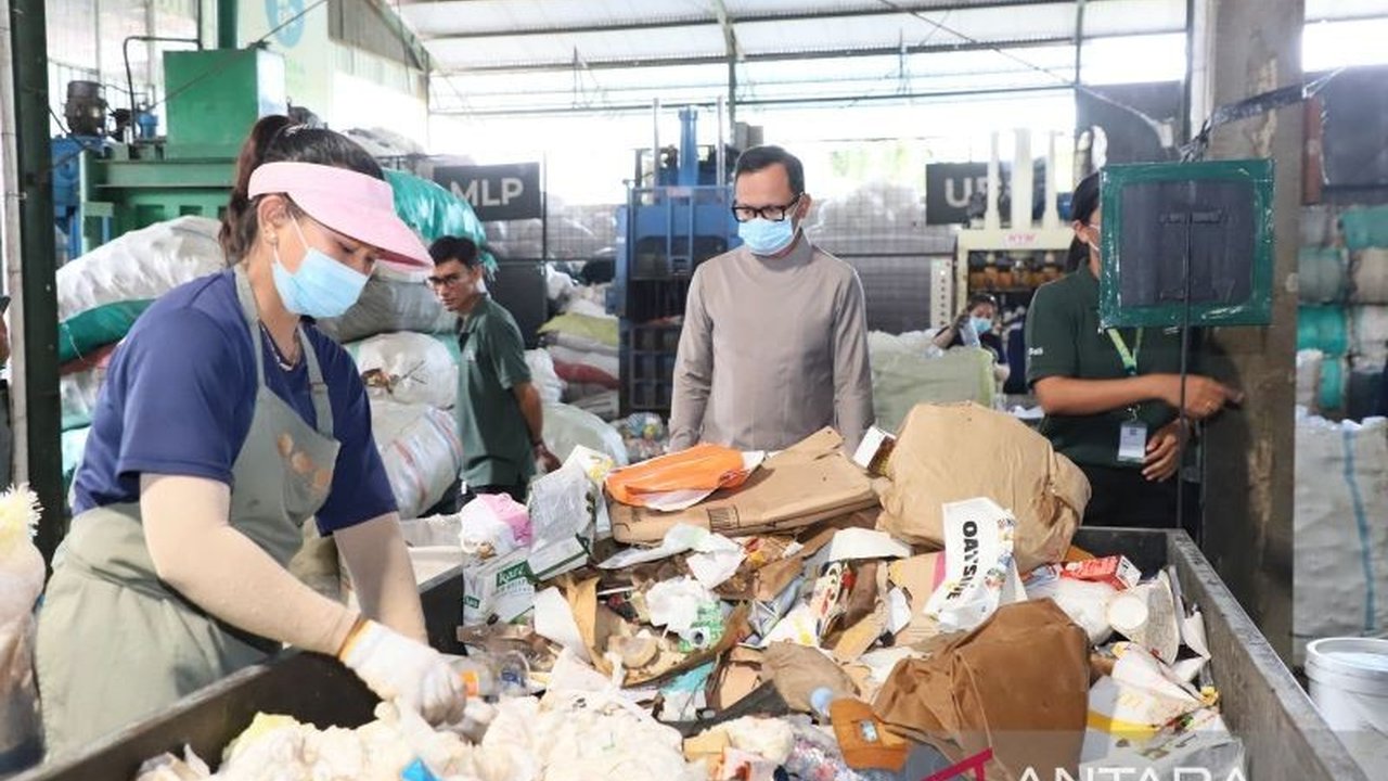 Wamendagri Bima Arya mendorong Pemda Bali maksimalkan pengelolaan sampah dari hulu ke hilir, melibatkan masyarakat dan swasta, menjadikan Bali sebagai contoh pengelolaan sampah nasional.