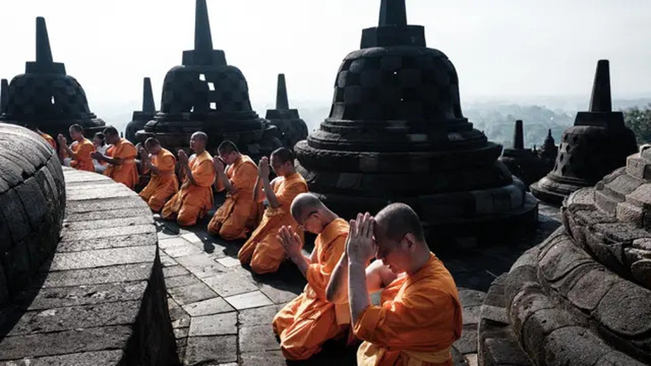 Kegiatan ini untuk menyambut Hari Tri Suci Waisak ke-2569 Buddhis Era (BE) tahun 2025. (YASUYOSHI CHIBA/AFP)