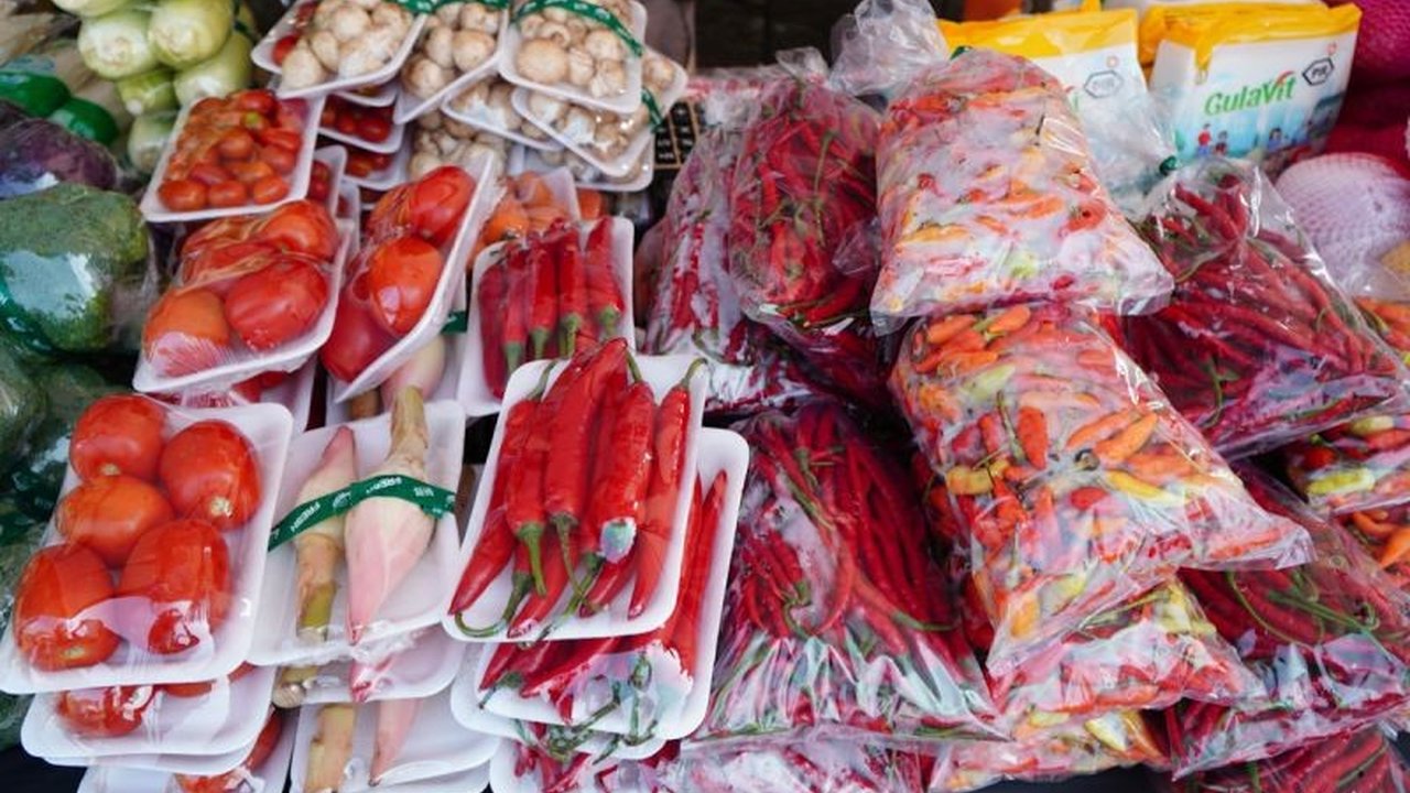 Badan Pangan Nasional (Bapanas) berupaya mencegah fluktuasi harga cabai dan bawang merah menjelang Idul Adha 2025 melalui berbagai strategi, termasuk koordinasi antar sektor dan program Gerakan Pangan Murah (GPM).