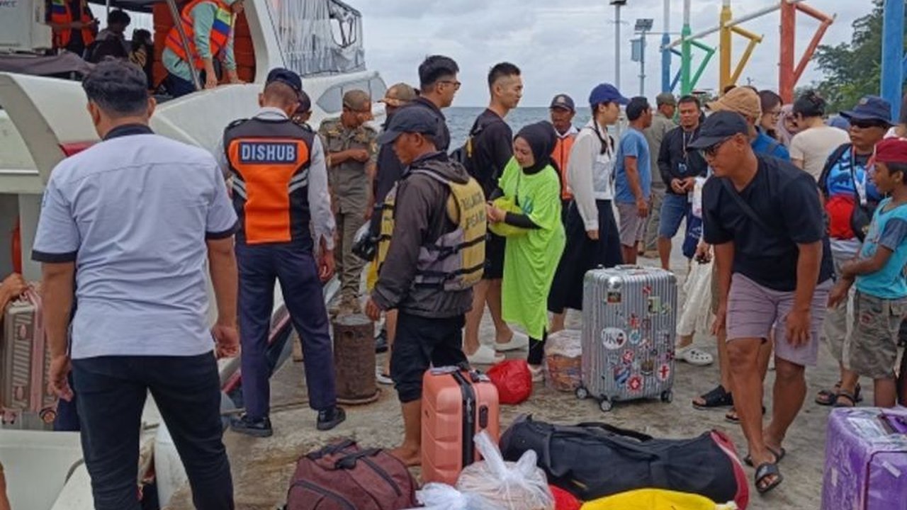 Lonjakan kunjungan wisatawan ke Kepulauan Seribu terjadi selama libur nasional dan cuti bersama Waisak, dengan total 12.493 wisatawan yang menikmati keindahan alamnya.