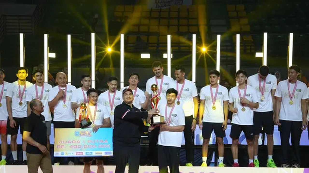 Menteri Pemuda dan Olahraga Dito Ariotedjo memberikan piala kepada pemain Jakarta Bhayangkara Presisi Farhan Halim usai memenangkan laga grand final PLN Mobile Proliga 2025 di GOR Amo