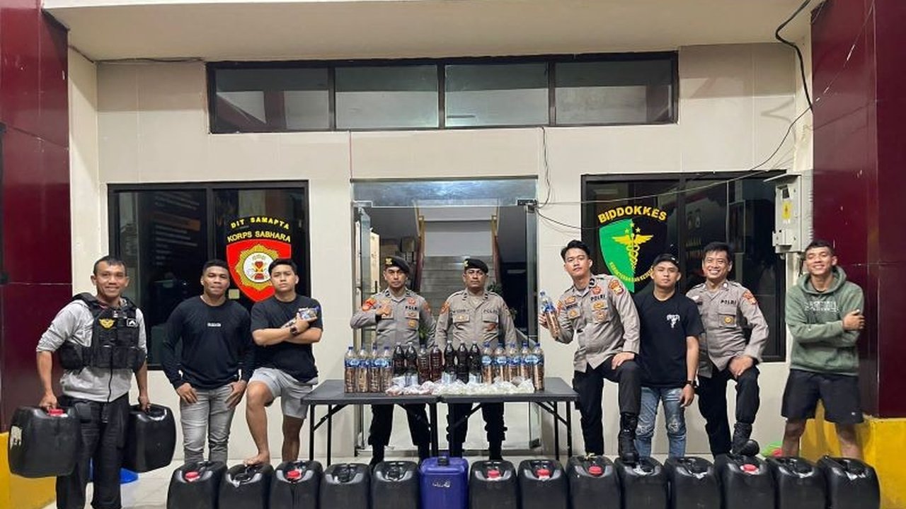 Polda Maluku Utara berhasil menyita puluhan liter minuman keras (miras) ilegal di Ternate, Maluku Utara,  dari seorang pelaku yang kini telah diamankan.
