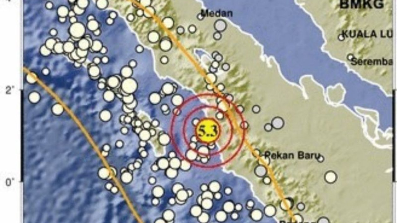 Gempa bumi tektonik M5,3 terjadi di Pantai Barat Daya Mandailing Natal, Sumatera Utara, akibat aktivitas deformasi batuan dalam lempeng; BMKG memastikan gempa tidak berpotensi tsunami.