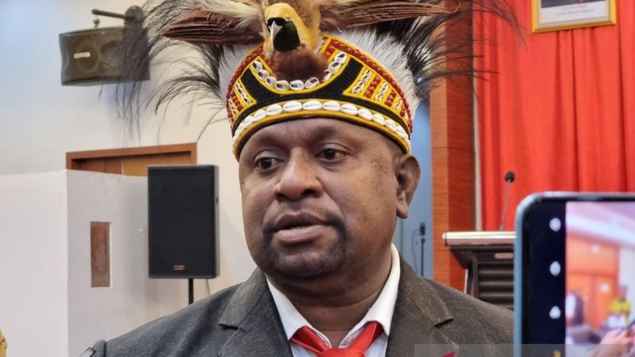 Majelis Rakyat Papua Barat (MRPB) mendesak pemerintah daerah untuk menyediakan beasiswa pendidikan kedokteran bagi anak muda Papua Barat guna mengatasi kekurangan dokter spesialis di daerah tersebut.