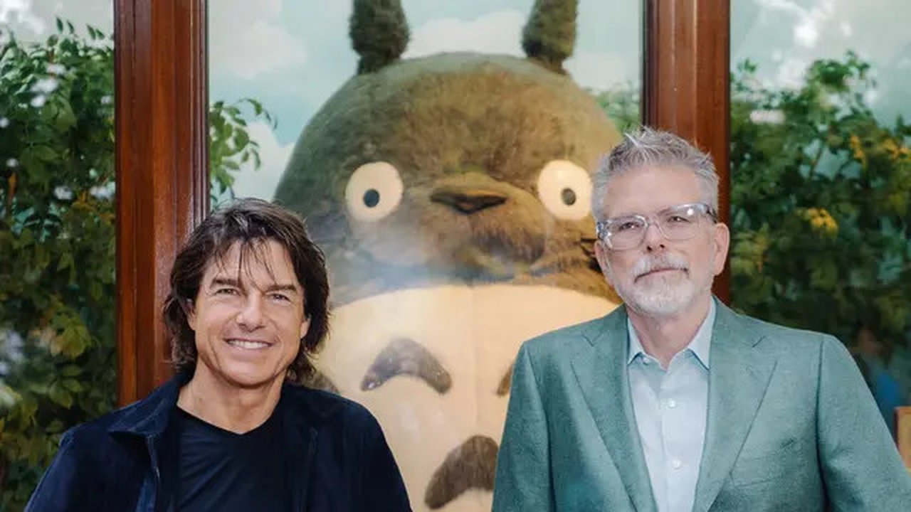 Tom Cruise dan sutradara Mission: Impossible -- The Final Reckoning, Christopher McQuarrie, saat berpose bersama boneka Totoro raksasa di Museum Ghibli pada Rabu (8/5/2025). (Dok. via X @MIm