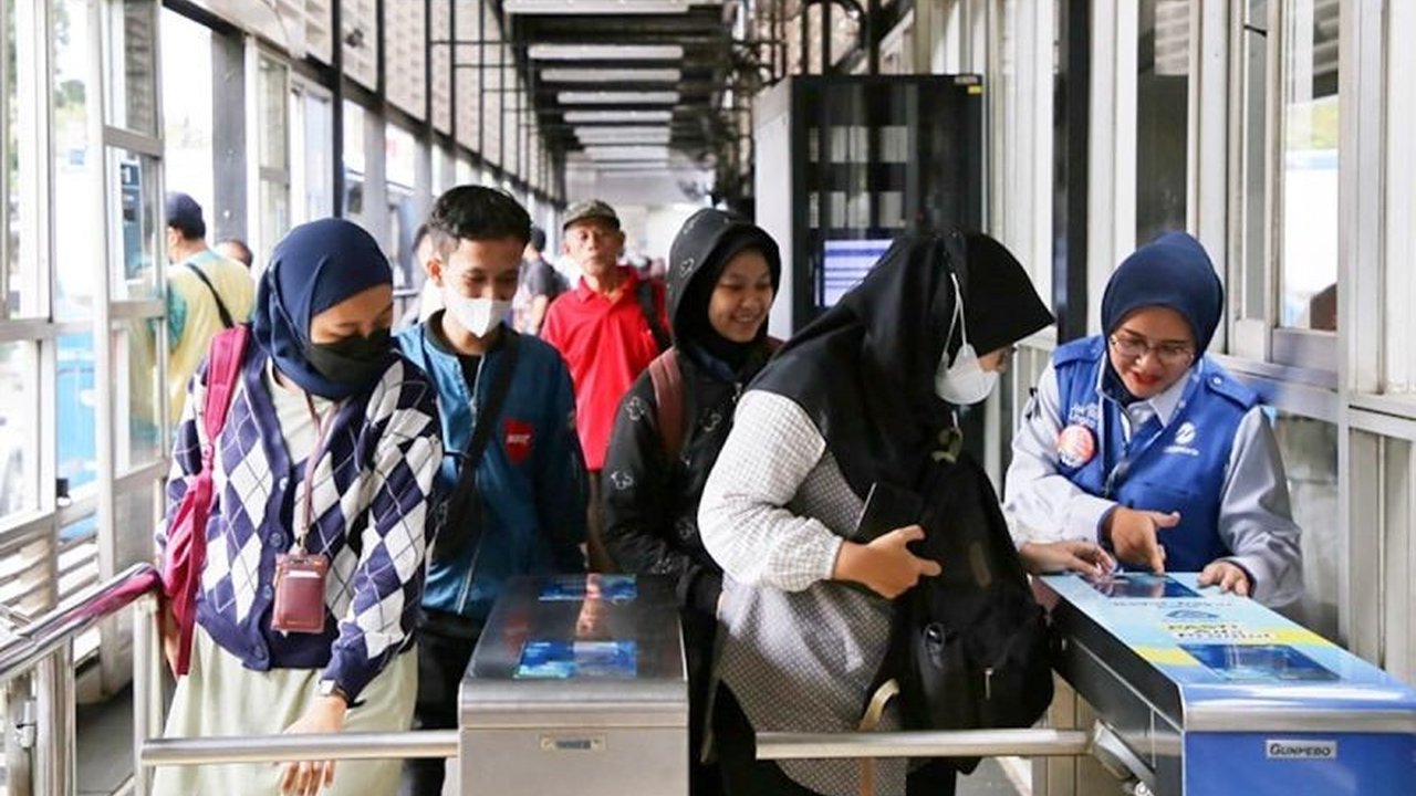 Bank DKI meluncurkan JakMob, kartu transportasi terintegrasi untuk 15 golongan warga Jakarta yang mendapatkan layanan transportasi umum gratis dari Pemprov DKI Jakarta, mendukung inklusi sosial dan mobilitas.