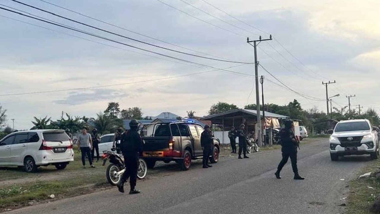 Polda Aceh meningkatkan patroli di lokasi wisata dan mengamankan tiga pelaku pungli yang meresahkan wisatawan di Pantai Ujong Batee, Pantai Alue Naga, dan Pantai Syiah Kuala.