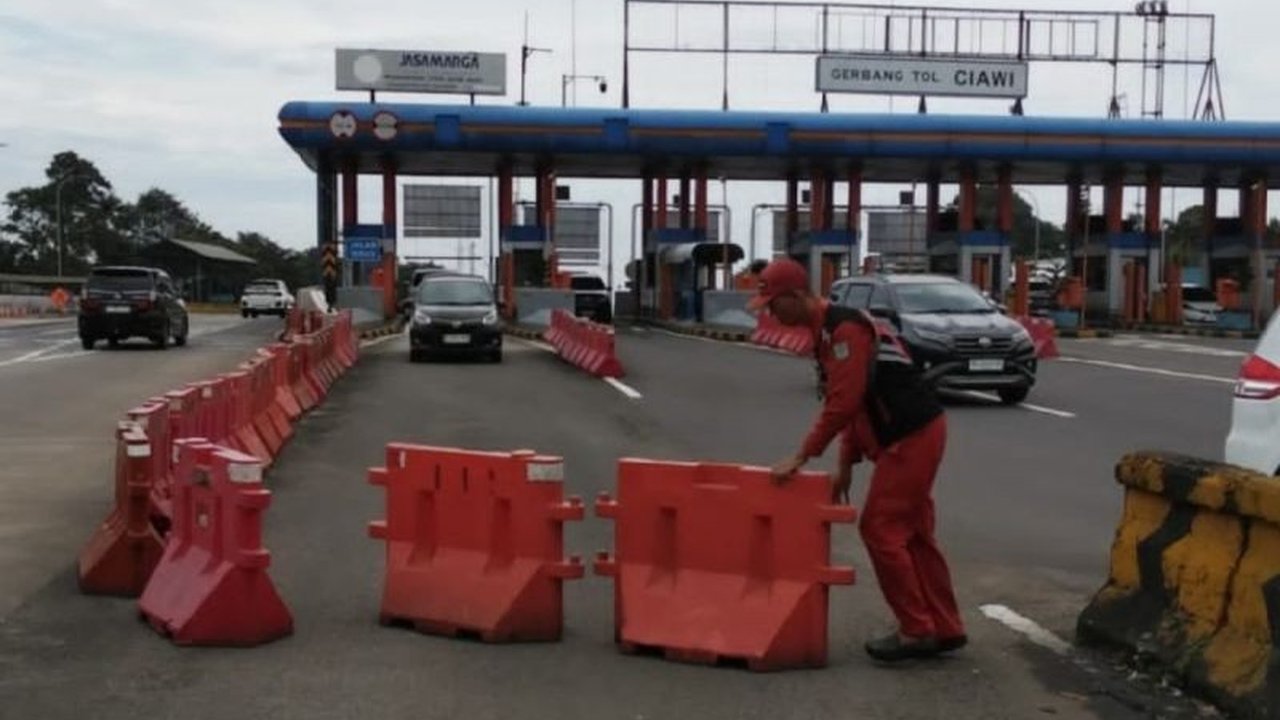 Contraflow di Tol Jagorawi arah Puncak dihentikan pada pukul 12.00 WIB setelah diterapkan sejak pagi untuk mengurai kepadatan lalu lintas libur Waisak, kini arus lalu lintas dilaporkan kembali normal.