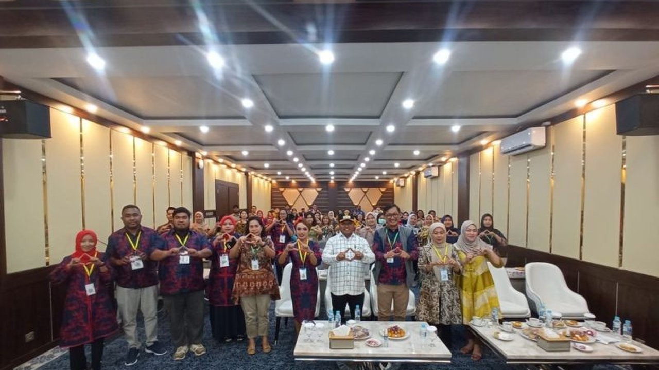 Pemerintah Kabupaten Jayapura berharap apoteker memberikan pelayanan kesehatan optimal kepada masyarakat, terutama di daerah terpencil, mengingat kendala geografis dan biaya transportasi yang tinggi di Papua.