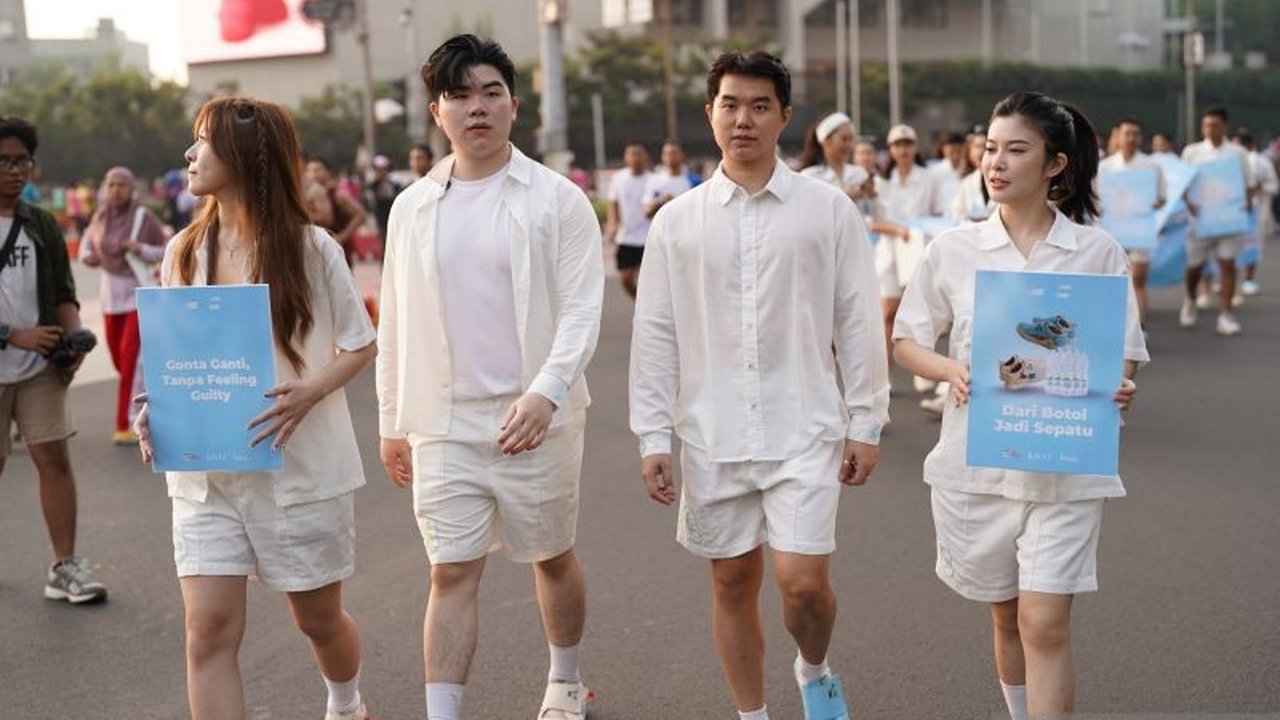 Le Minerale berkolaborasi dengan Pijak Bumi dan Kivee menciptakan koleksi busana berbahan botol plastik daur ulang, mendorong ekonomi sirkular dan kesadaran lingkungan.