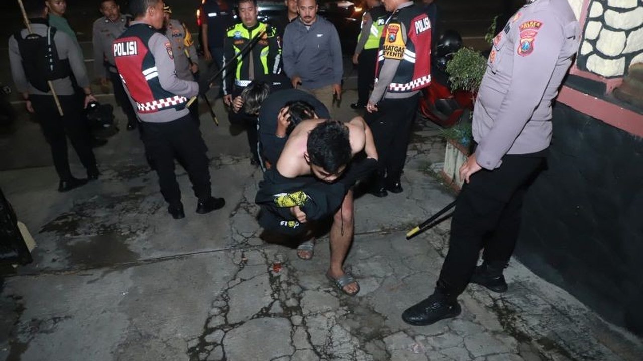 Polres Kediri menangkap 29 orang yang mengaku suporter Persik Kediri setelah kericuhan di perbatasan Kediri-Malang pasca pertandingan Persik vs Arema.