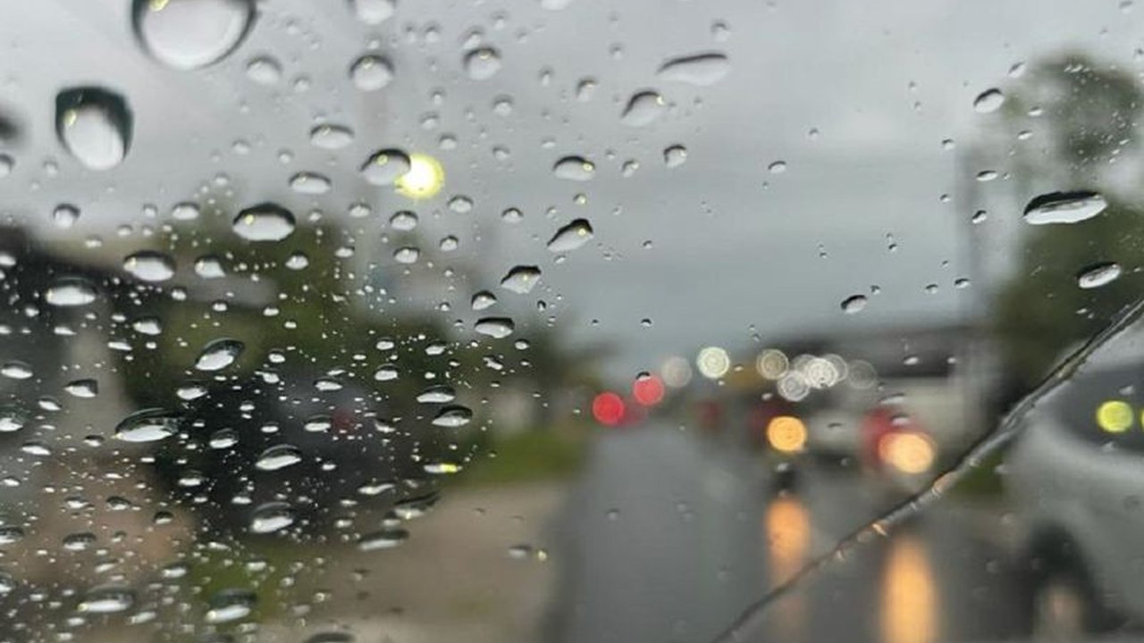 BMKG Palangka Raya memperingatkan potensi hujan lebat disertai angin kencang di Kalimantan Tengah selama tiga hari ke depan, meminta warga waspada potensi bencana hidrometeorologi.