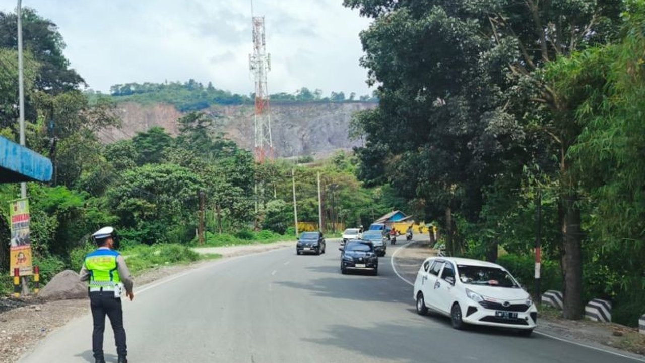Kepolisian Resor Garut memberlakukan sistem buka tutup jalur di jalur utama Bandung-Garut selama libur panjang Waisak 2025 untuk mengatasi kepadatan arus kendaraan.