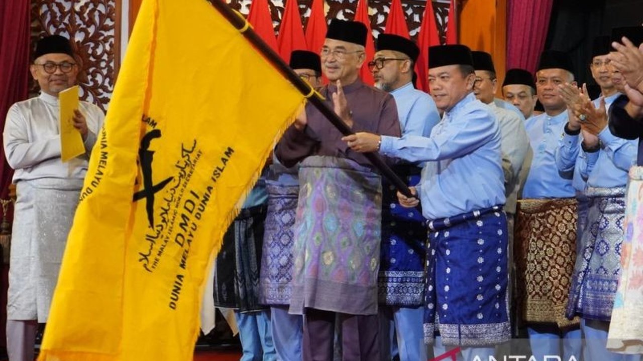 Presiden DMDI, Tun Seri Setia Mohd. Ali Rustam, meminta Gubernur Jambi, Al Haris, untuk mempersatukan rumpun Melayu di Indonesia, mengingat besarnya jumlah dan sebaran rumpun Melayu di dunia.