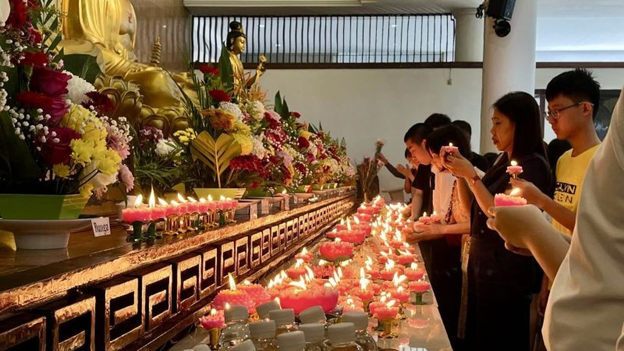 Perayaan Waisak 2569 BE di Vihara Duta Maitreya Batam dimeriahkan dengan bazar kuliner vegetarian dan ritual pemandian rupang Buddha, menarik ribuan pengunjung.