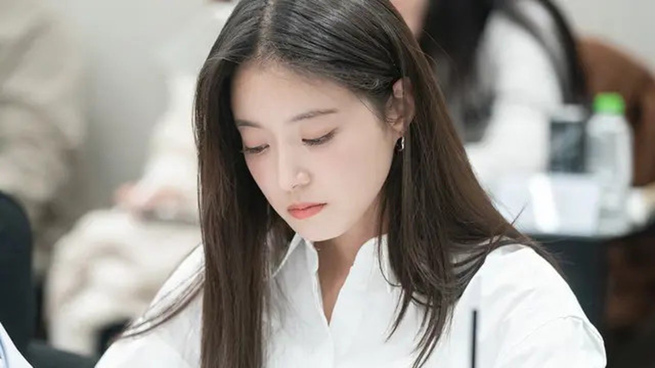 Lee Se Young menjadi pemeran utama wanita bernama Choi Hong. Dia berasal dari Korea Selatan yang sedang menempuh pendidikan di Jepang di usia 22 tahun. Pada sesi pembacaan naskah, Lee Se Youn