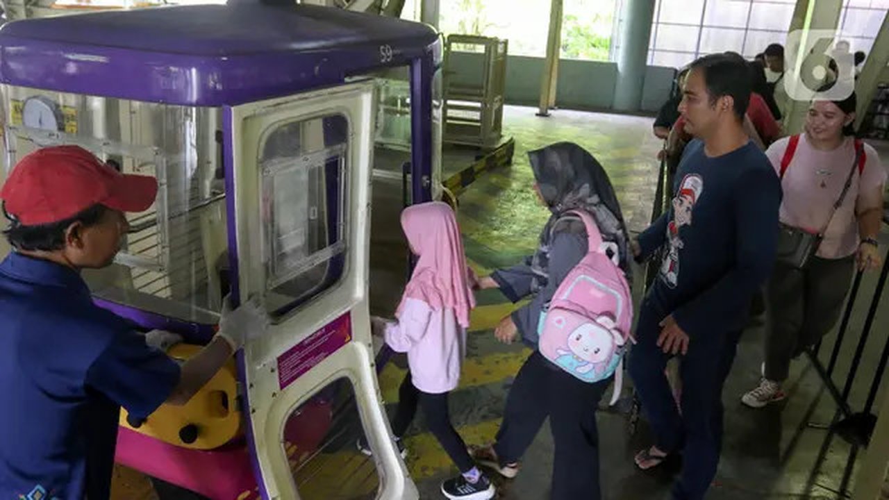 Ribuan pengunjung serbu TMII saat libur panjang Waisak.