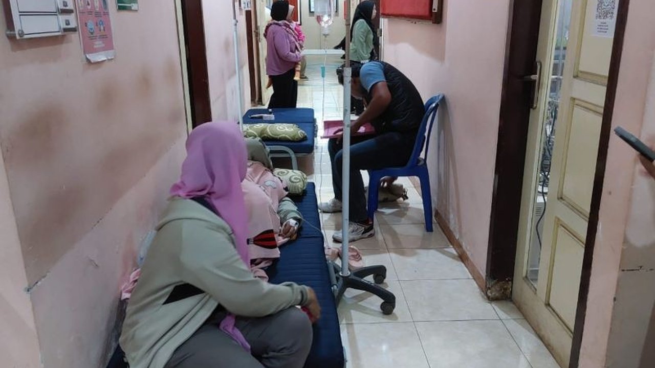 Polisi Blitar selidiki kasus keracunan massal yang menimpa 58 lansia usai menyantap kolak kacang hijau di kegiatan posyandu, 22 korban masih dirawat.