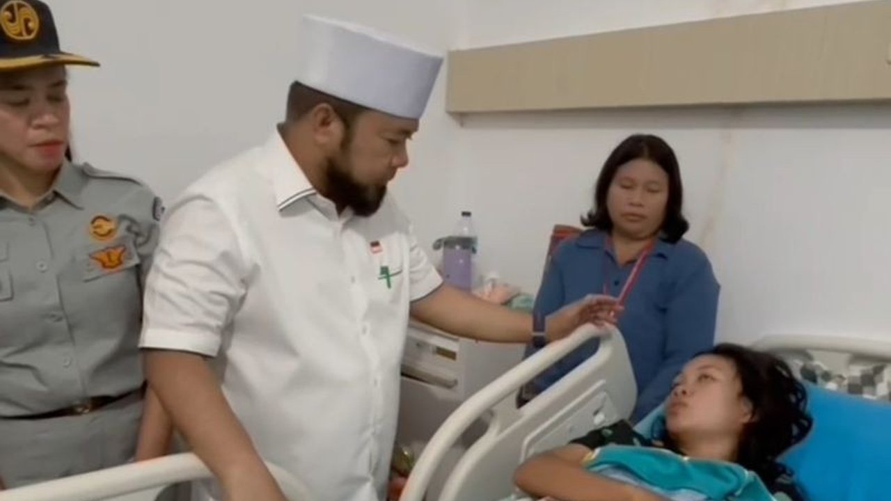 Pemprov Bengkulu memberikan hadiah umrah kepada Ramadhani Saputra, warga yang menyelamatkan korban kapal wisata karam di Pulau Tikus, Bengkulu, Minggu (11/5).