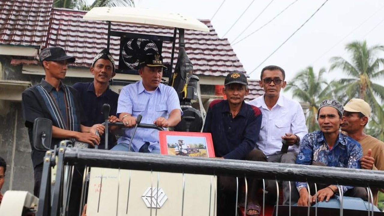 Bupati Lampung Barat, Parosil Mabsus, memberikan bantuan tujuh unit Handsprayer Tasco dan satu unit Combine Harvester kepada kelompok tani di Bandar Negeri Suoh untuk mendukung ketahanan pangan nasional dan meningkatkan kesejahteraan petani.
