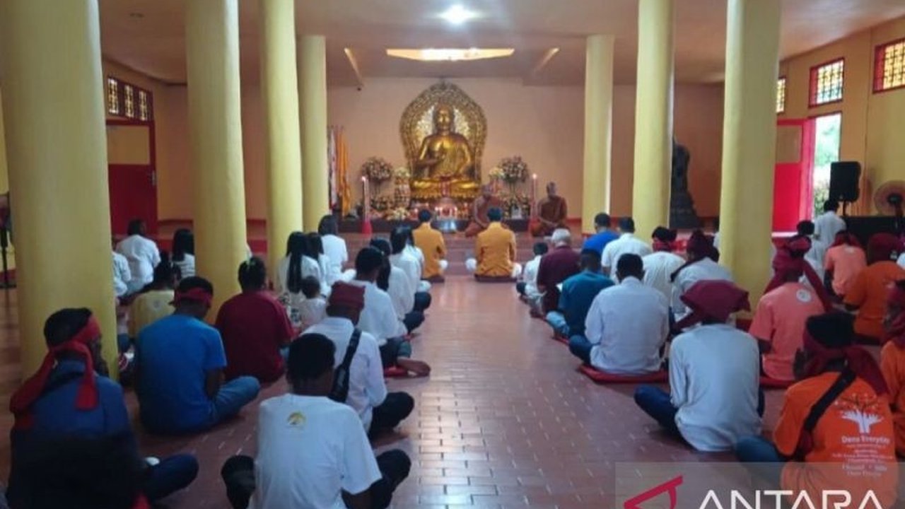 Perayaan Waisak 2569 BE di Maluku oleh Permabudhi menekankan pengendalian diri dan kebijaksanaan untuk mewujudkan perdamaian dunia,  meneladani nilai-nilai luhur ajaran Buddha.