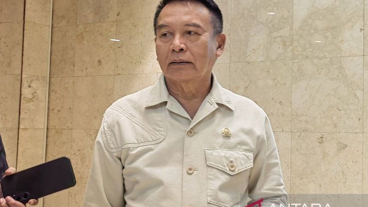 Tragedi ledakan amunisi di Garut yang menewaskan 13 orang, termasuk 4 prajurit TNI, mendorong DPR untuk mengevaluasi prosedur pemusnahan amunisi dan meningkatkan pengawasan keamanan.