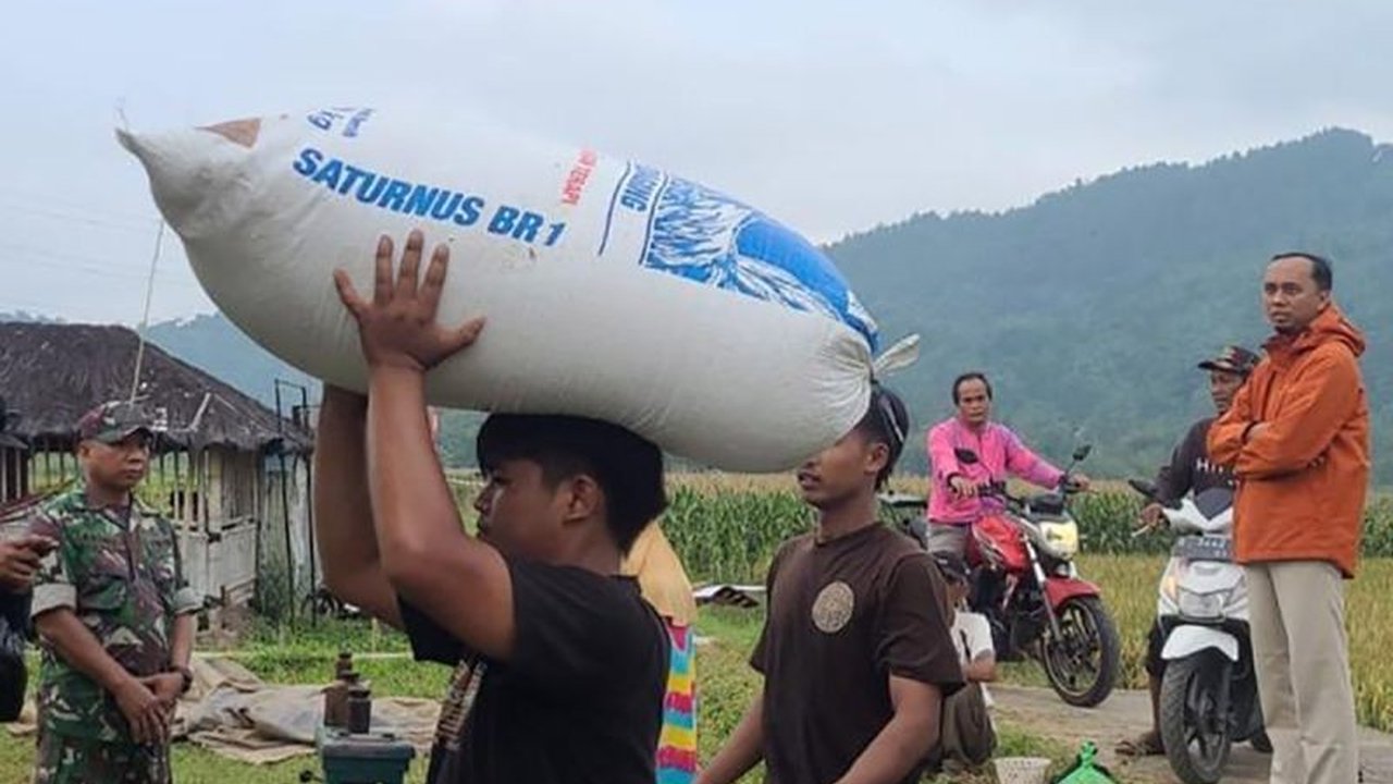 Meskipun libur panjang Waisak, Bulog Banyumas dibantu Babinsa tetap serap gabah petani di Patikraja dengan harga Rp6.500/kg sesuai Inpres, demi swasembada pangan.