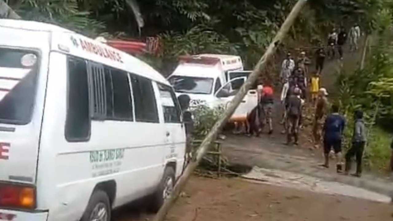 Ledakan amunisi di pantai Garut menewaskan 13 orang, terdiri dari 4 anggota TNI dan 9 warga sipil, seluruh korban telah dievakuasi ke RSUD Pameungpeuk.