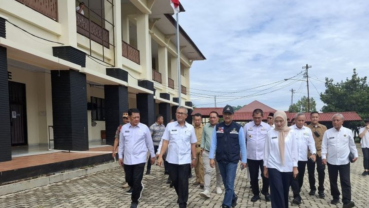 Menteri Sosial (Mensos) telah memulai seleksi administrasi calon siswa Sekolah Rakyat yang ditargetkan menampung 1000 siswa dari keluarga kurang mampu, dengan proses yang meliputi verifikasi data, survei lapangan, dan cek kesehatan.
