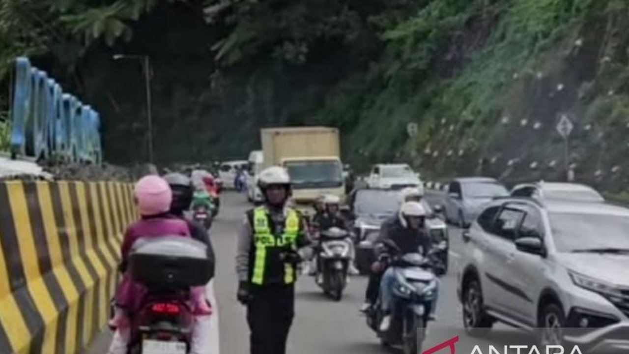 Polres Cianjur mempercepat sistem satu arah di Puncak menuju Bogor untuk mencegah kemacetan parah akibat tingginya volume kendaraan pada libur panjang akhir pekan.