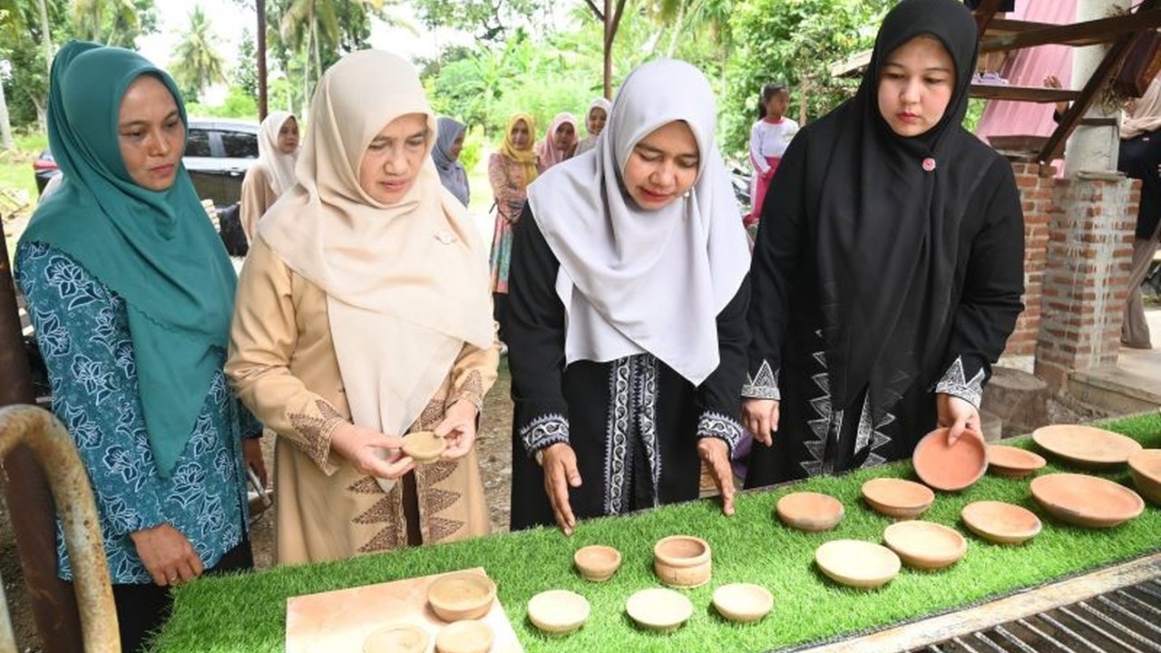 Ketua Dekranasda Aceh Besar, Rita Mayasari, mengajak masyarakat untuk membeli produk lokal guna meningkatkan perekonomian daerah dan mempromosikan produk unggulan Aceh Besar ke tingkat nasional bahkan internasional.