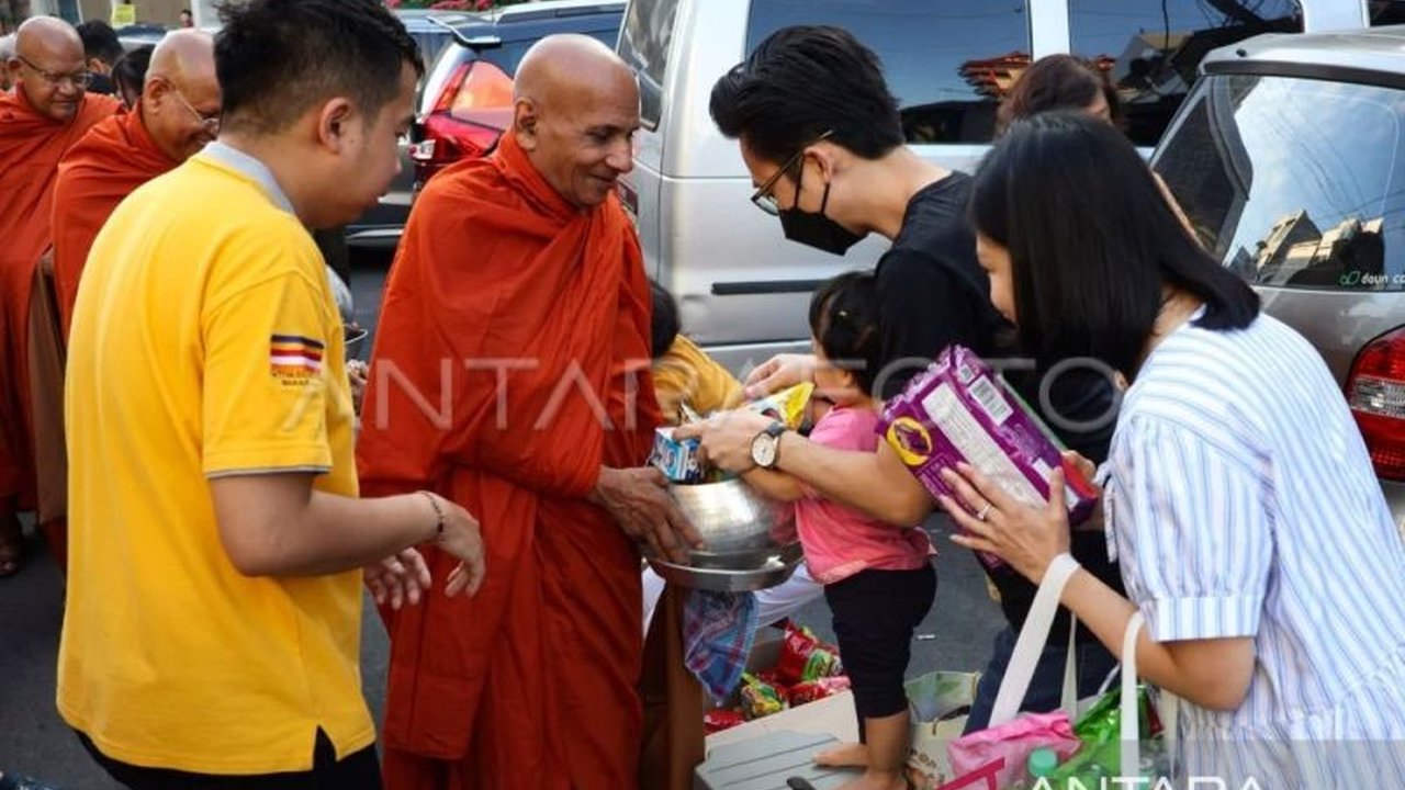Ribuan umat Buddha di Makassar merayakan Hari Raya Tri Suci Waisak 2569 BE dengan mengikuti ritual Pindapata,  menunjukkan semangat berbagi dan cinta kasih.