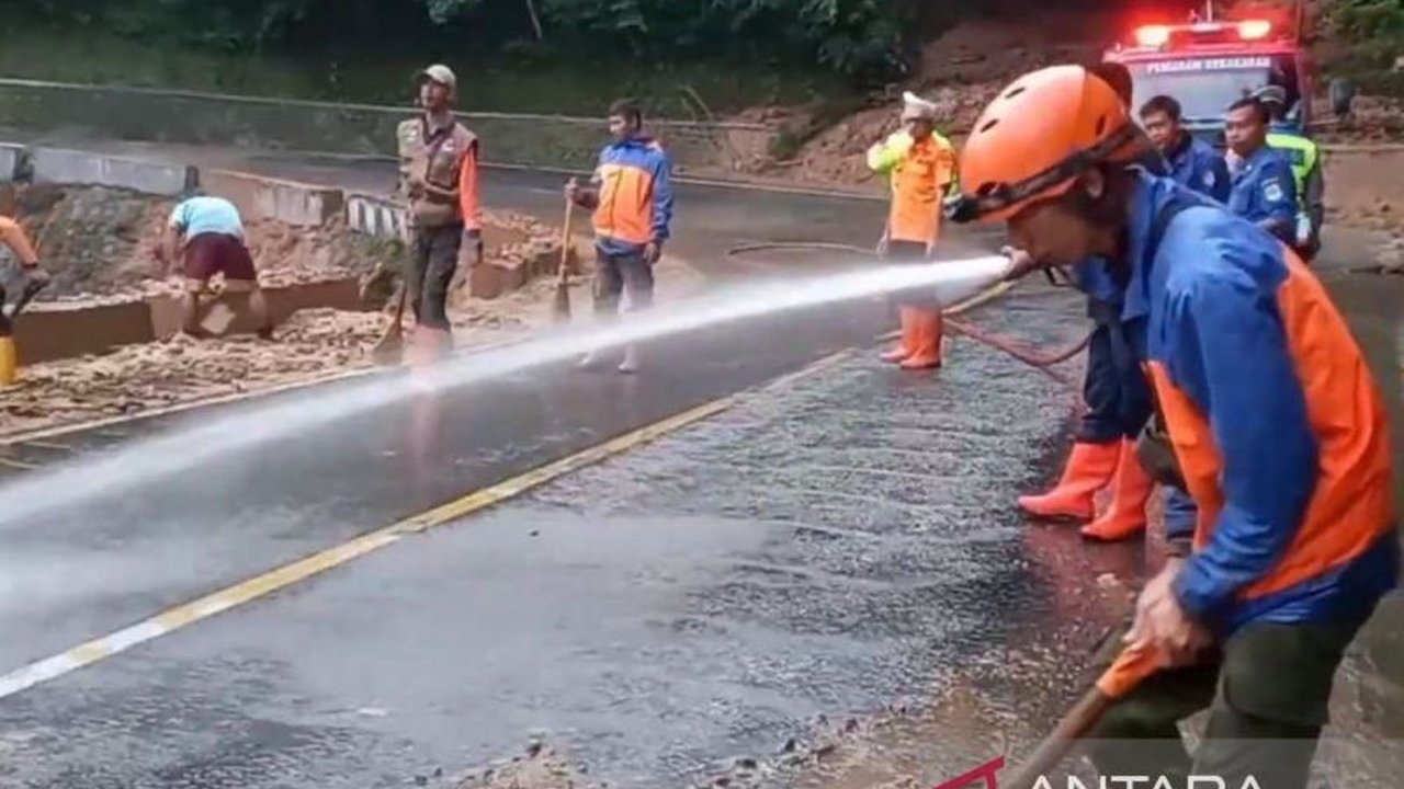 BPBD Majalengka berhasil selesaikan penanganan longsor di jalur Majalengka-Kuningan setelah kejadian pada Minggu malam, meski potensi longsor susulan masih ada.