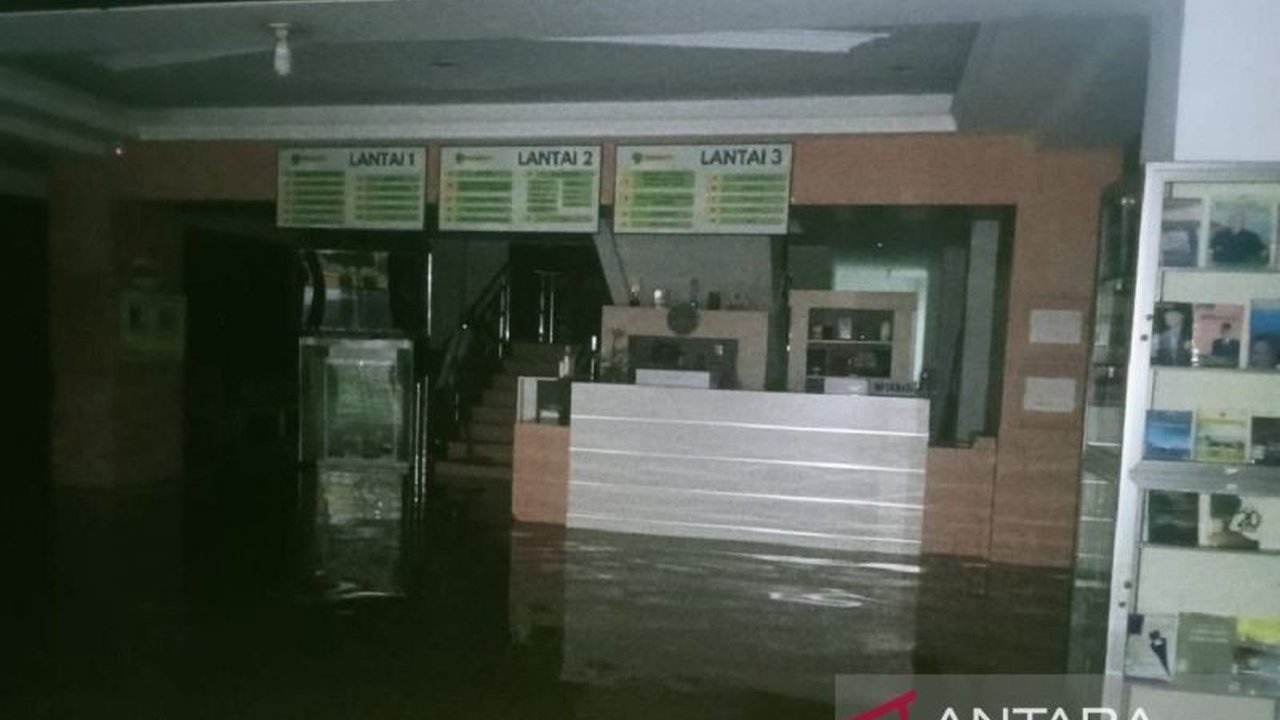 Banjir di Samarinda menggenangi Perpustakaan Kaltim, namun petugas sigap menyelamatkan koleksi buku dan fasilitas, menunjukkan semangat tinggi layanan perpustakaan meskipun dalam kondisi sulit.