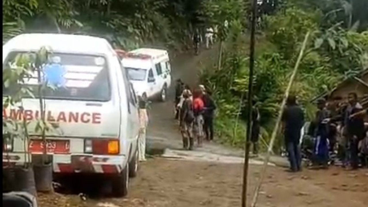 Tragedi ledakan di Pantai Cibalong, Garut, Jawa Barat menewaskan belasan orang diduga akibat amunisi kedaluwarsa; sejumlah korban telah dibawa ke RSUD Pameungpeuk untuk diautopsi.