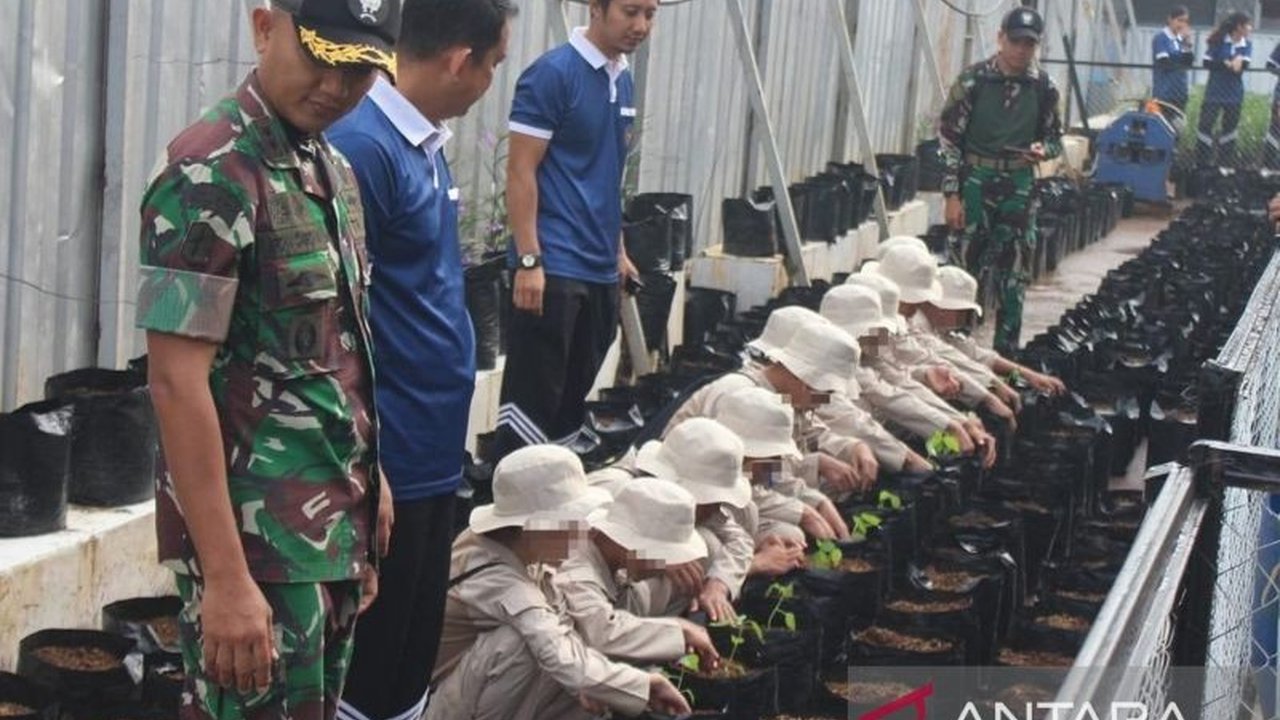 30 siswa SMP di Cianjur mengunjungi Lapas Kelas IIB sebagai bagian dari program pembinaan untuk mencegah tindak kriminal di masa depan, memberikan pemahaman langsung tentang kehidupan di penjara.