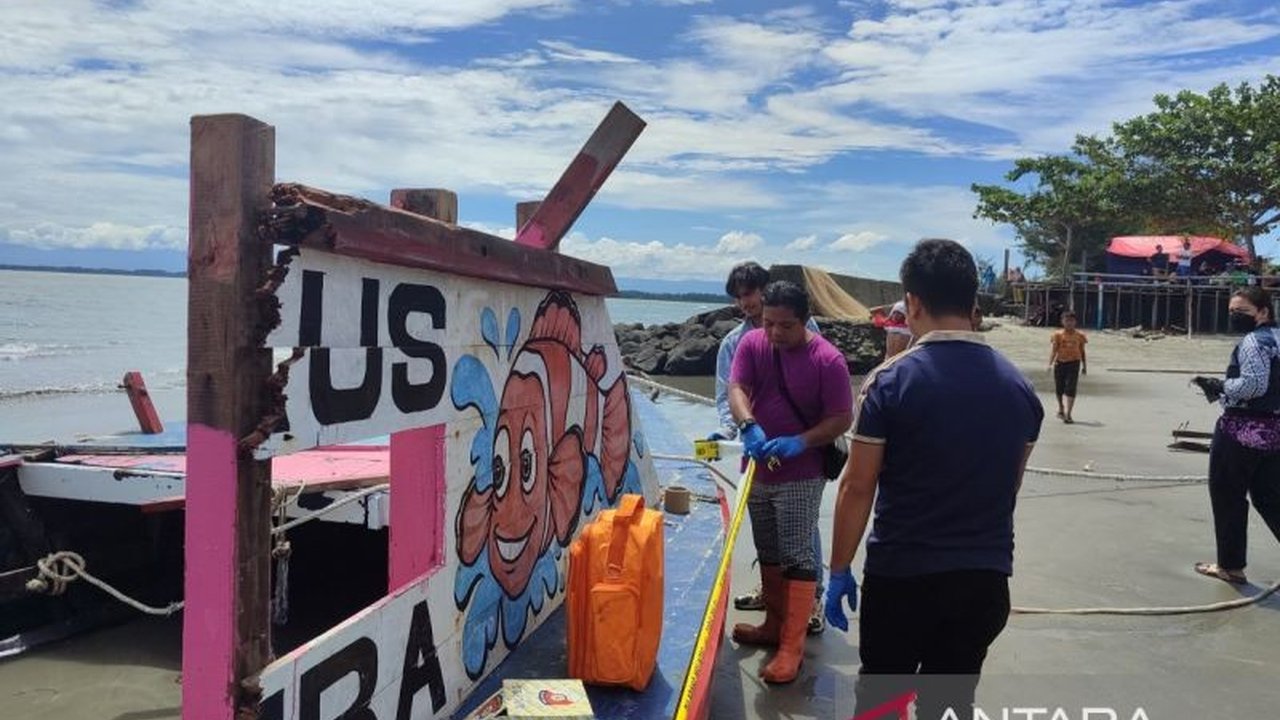 Tragedi kapal karam di Pantai Malabero, Bengkulu, menewaskan tujuh orang dan menyebabkan puluhan lainnya luka-luka; polisi telah melakukan olah TKP dan memeriksa nahkoda serta ABK.