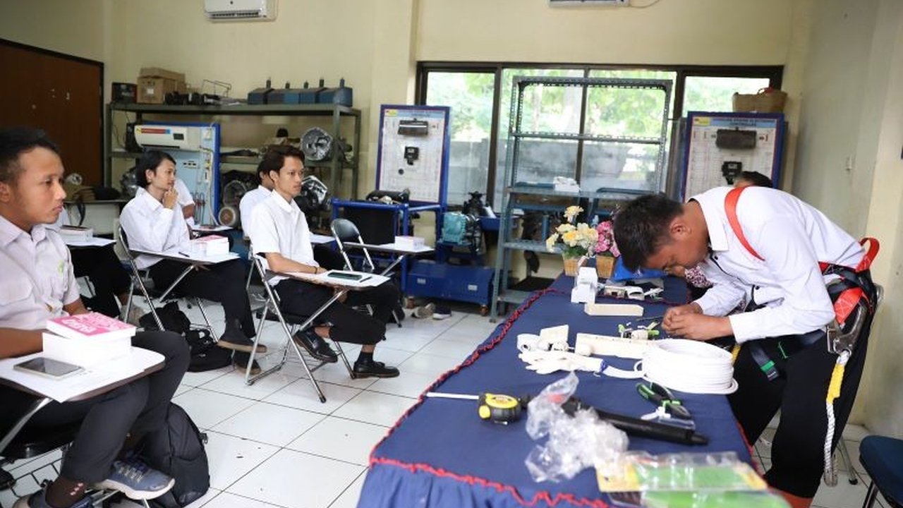 Pemerintah Kota Tangerang mengadakan pelatihan gratis teknik pengecatan dan instalasi listrik untuk warga, guna meningkatkan kompetensi tenaga kerja di sektor konstruksi dan kelistrikan.