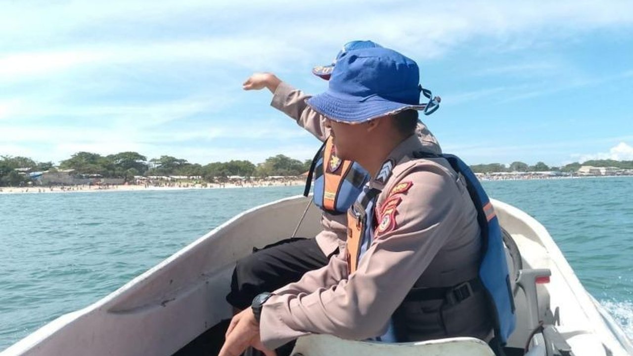 Satpolairud Polres Garut meningkatkan patroli laut untuk mencegah kecelakaan di pantai selama libur panjang Waisak, dengan pengawasan ketat dan imbauan keselamatan kepada wisatawan.
