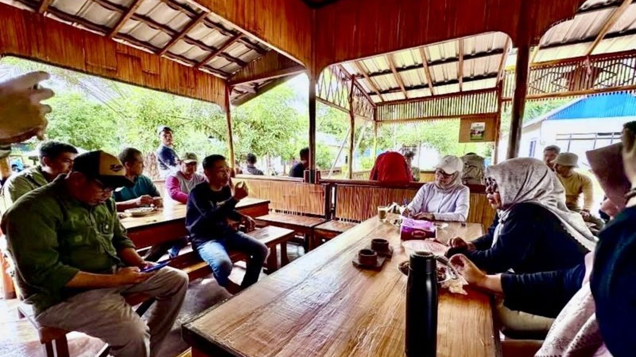 Dinas Kehutanan Kalsel gandeng masyarakat Desa Belangian dalam program rehabilitasi hutan dan lahan (RHL) untuk meningkatkan tutupan lahan dan kesejahteraan warga melalui penanaman kelapa genjah dan tanaman lainnya.