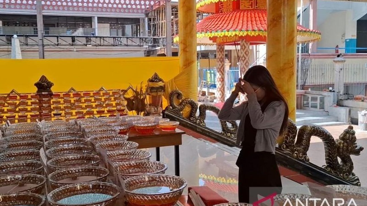 Umat Buddha Kota Jambi merayakan Waisak 2025 di Vihara Sakyakirti dengan berbagai ornamen khas, melambangkan pencerahan dan keberuntungan, serta rangkaian upacara penuh makna.
