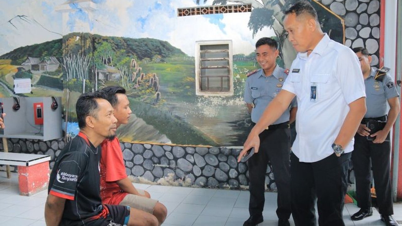 Kemenkumham Jatim berikan remisi khusus Waisak kepada 24 narapidana Buddha, sebagai bentuk apresiasi atas perilaku baik dan pembinaan selama menjalani masa hukuman.